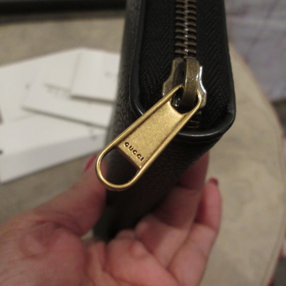 new GUCCI LOGO Black women's  LEATHER Zip Around Wallet w/ plenty of compartment - Picture 9 of 15